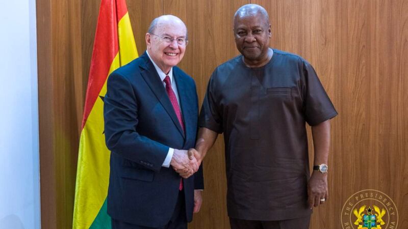 El élder Quentin L. Cook del Cuórum de los Doce Apóstoles saluda al presidente de Ghana, John Mahama, al comienzo de su reunión en Acra, Ghana, el 17 de febrero de 2026.