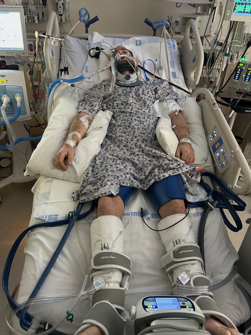 Israel García en el hospital antes de que despertara