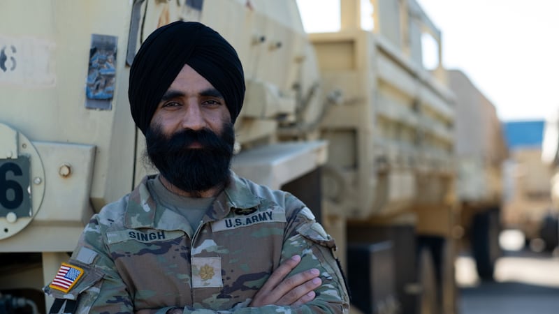 El teniente coronel del Ejército de los EE. UU. Simratpal "Simmer" Singh es entrevistado para un episodio de "Voces de Fe".