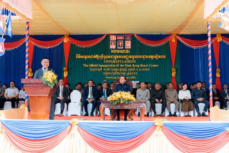 El élder Benjamin M. Z. Tai se dirige a una gran multitud durante la celebración de la inauguración oficial del nuevo centro cardiológico en el Hospital Provincial de Referencia de Siem Reap, en Siem Reap, Camboya.