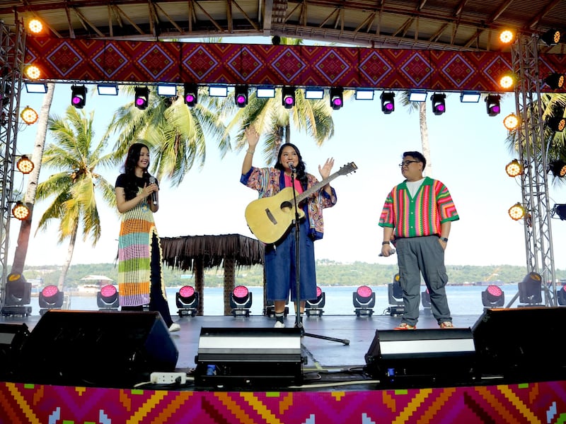 Los intérpretes musicales cantan durante el Festival 2025: Un concierto para jóvenes en la ciudad de Dávao, Filipinas, el 2 de agosto de 2025. De izquierda a derecha: Chanty Videla, Noreen Nivera y Brandon Sorilla.