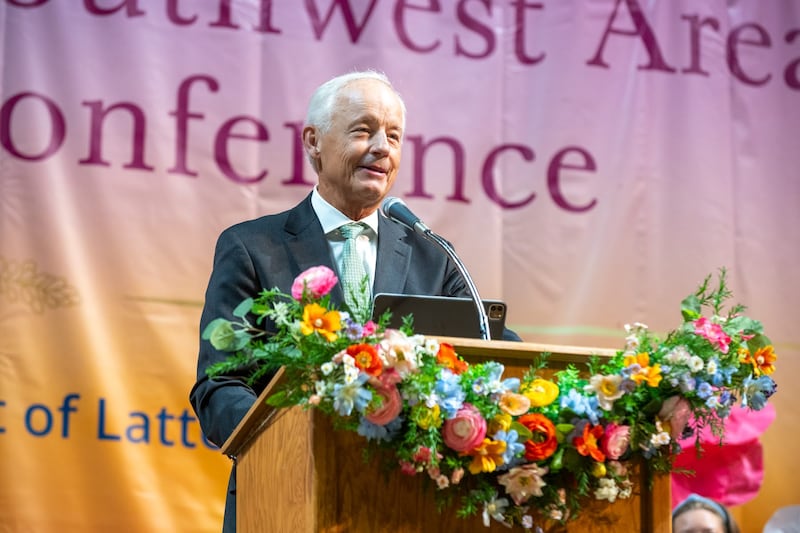 Élder Michael A. Dunn habla durante la Conferencia de Mujeres «Fieles y Amadas» de 2026, celebrada el sábado 19 de septiembre de 2026, en la Universidad del Norte de Texas en Denton, Texas.