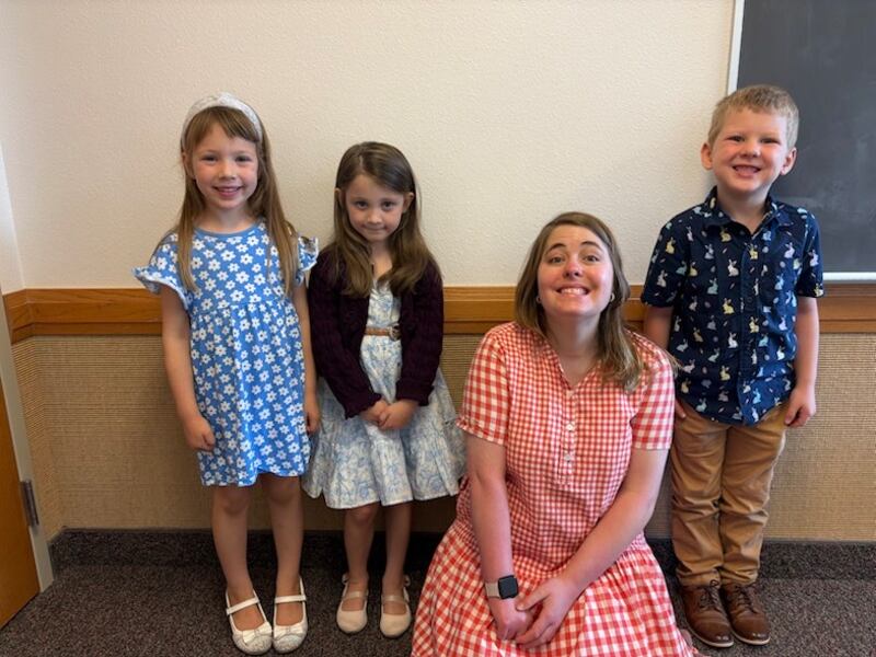 Angela Packard, miembro del Barrio San Pedro en la Estaca San Antonio Texas Norte, sonríe con los niños de la Primaria después de la iglesia el 15 de marzo de 2026. Packard sirve como maestra sustituta de la Primaria.