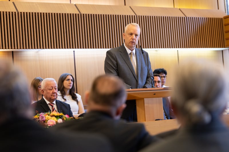 El élder Michael Cziesla —una Setenta Autoridad General y miembro de la presidencia del Área Europa Central de la Iglesia— habla en la ceremonia de colocación de la primera piedra del Templo de Viena, Austria, en Viena, Austria, el 17 de octubre de 2026.