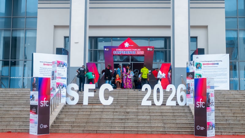 El exterior del salón de reuniones donde se llevó a cabo la octava conferencia anual Fortaleciendo a las Familias el 19–20 de junio de 2026, en Monrovia, Liberia.