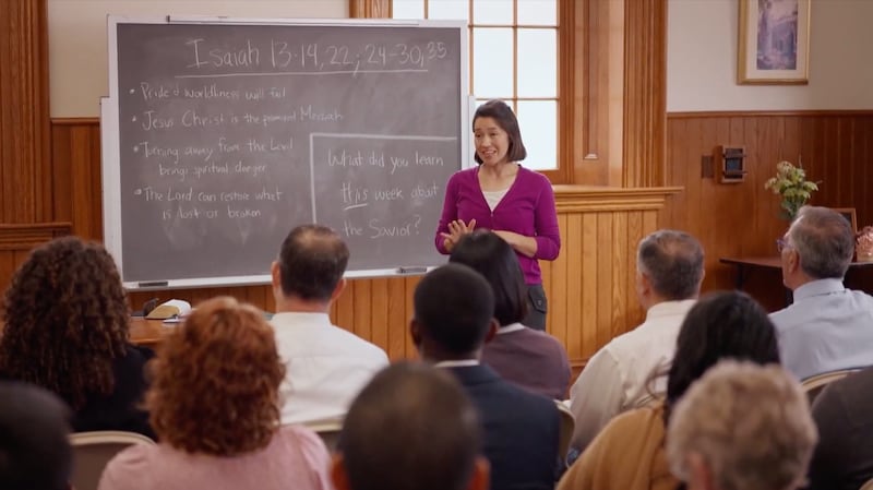 Un maestro de la Escuela Dominical demuestra cómo enseñar desde "Ven, sígueme" en el nuevo período de clase de 25 minutos.