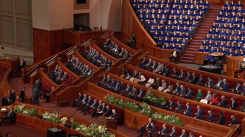 La recién nombrada presidencia general de la Primaria toma asiento a la izquierda de la presidencia general actual de la Primaria en el Centro de Conferencias en Salt Lake City durante la sesión del sábado por la tarde de la conferencia general de abril, el sábado 4 de abril de 2026.