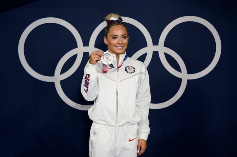 Mykayla Skinner, de Estados Unidos, posa para una foto con su medalla de plata por salto después de la final en gimnasia artística en los Juegos Olímpicos de Verano 2020, el domingo.