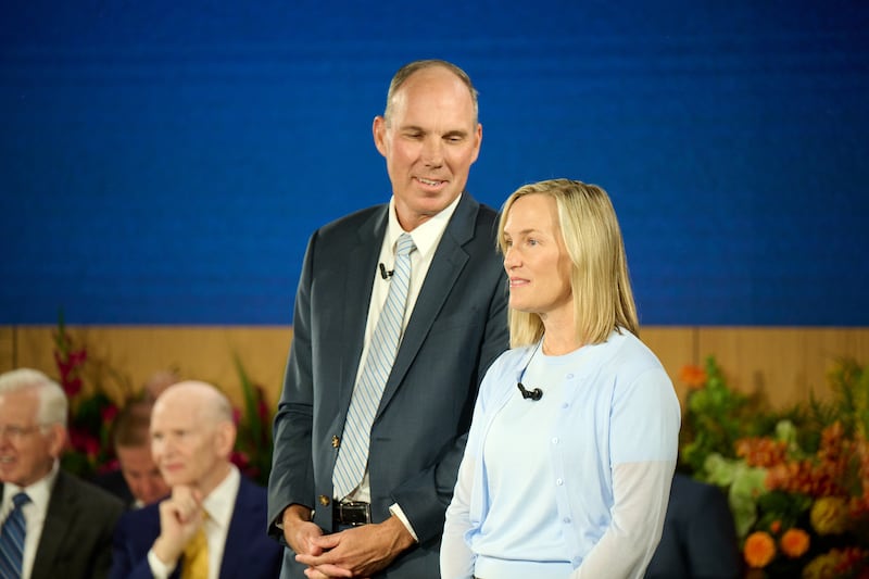 El élder Jonathan S. Schmitt y la hermana Alexis Schmitt hablan en el Seminario 2026 para Nuevos Líderes de Misión en el Centro de Capacitación Misional de Provo en Provo, Utah, el jueves 18 de junio de 2026.
