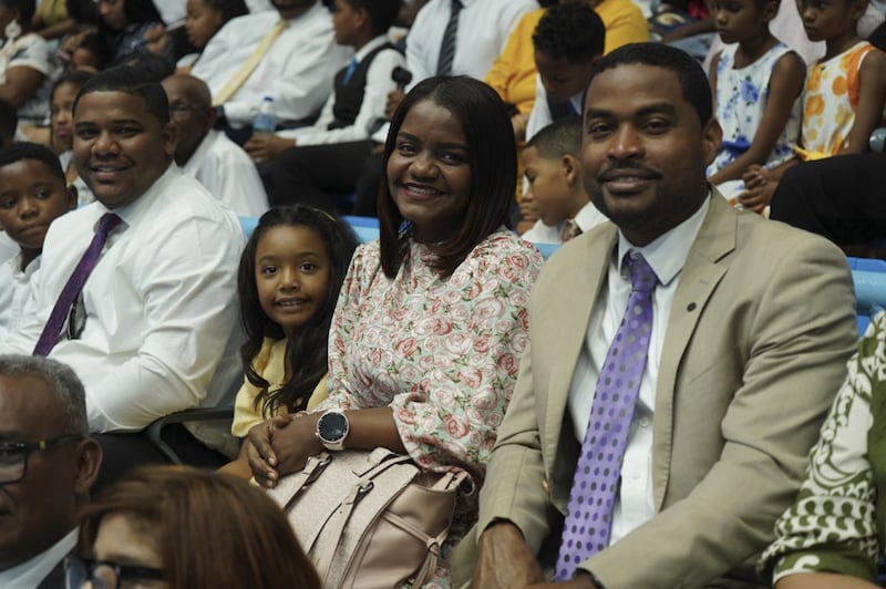 La familia Montero asiste a una conferencia especial con el élder Ronald A. Rasband, del Cuórum de los Doce Apóstoles, en la República Dominicana, el 25 de abril de 2026.