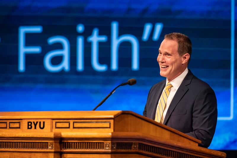El élder Edward B. Rowe, Setenta Autoridad General, pronuncia un discurso devocional en la Universidad Brigham Young en Provo, Utah, el martes 4 de noviembre de 2025.