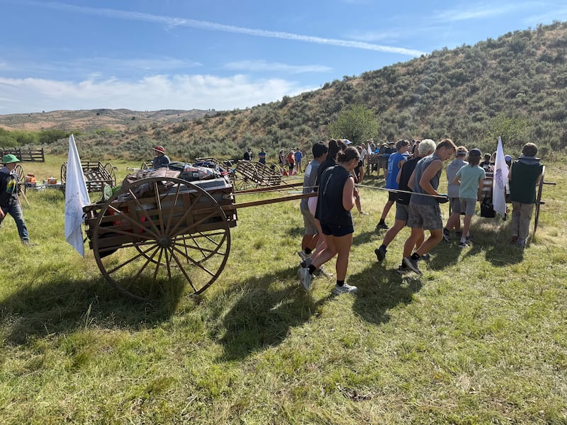 Los jóvenes de la Estaca Spokane Valley Washington jalaron carretas de mano a través de la Montaña Drybuck en Bend, Idaho durante una actividad de trek de jóvenes de estaca el 25 de junio de 2026.
