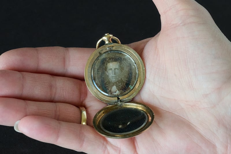 Un relicario que contiene un daguerrotipo que se informa es de la década de 1840. Algunos creen que podría ser una imagen de José Smith.