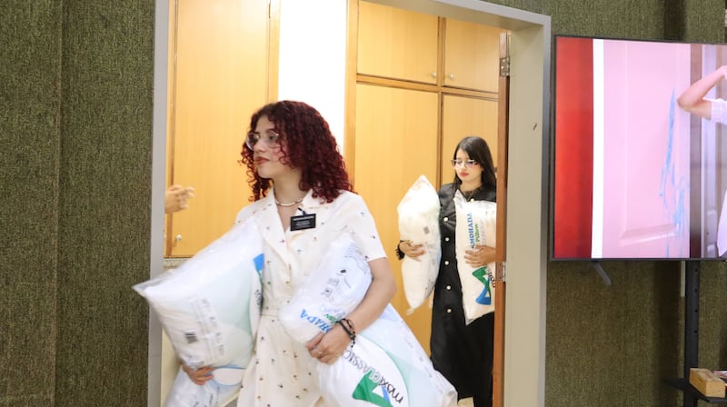 Voluntarios y misioneros de La Iglesia de Jesucristo de los Santos de los Últimos Días preparan artículos para los afectados por los terremotos gemelos en Venezuela el sábado, 27 de junio de 2026.