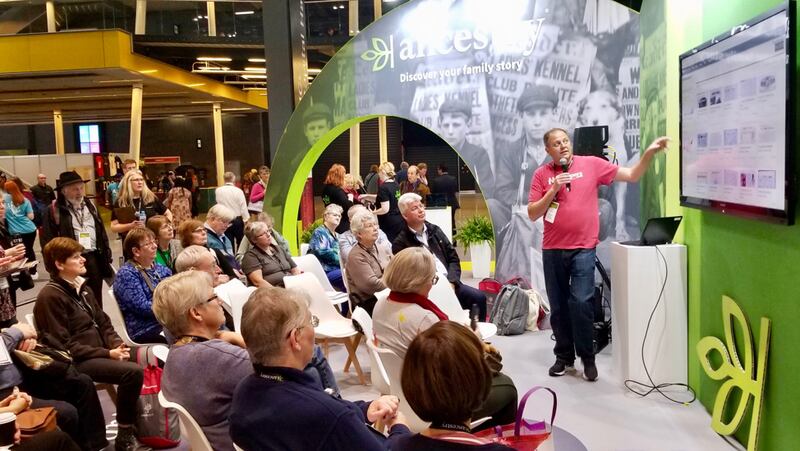 Un presentador de Ancestry lidera una presentación grupal durante el RootsTech Londres, el jueves 24 de octubre de 2019, en el centro de exhibiciones London ExCel.