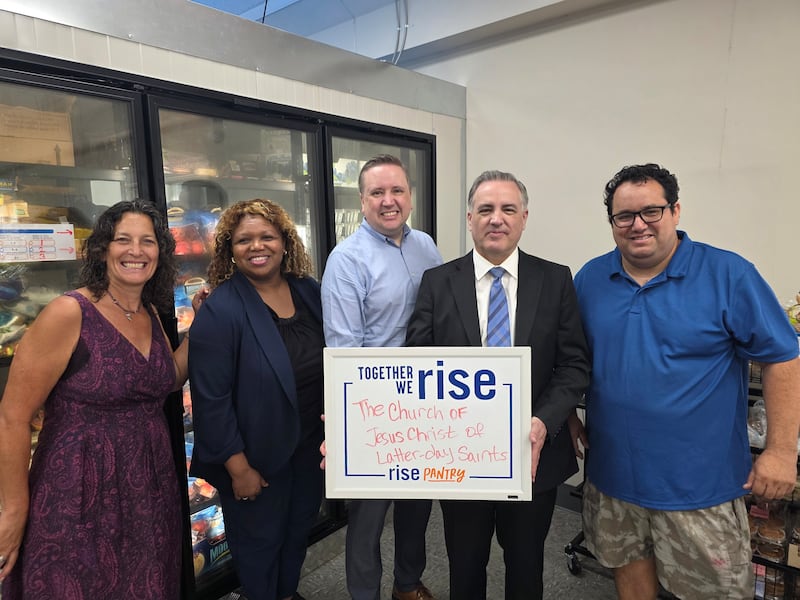 Líderes Santos de los Últimos Días y de Rise Pantry se reúnen en Hightstown, Nueva Jersey, después de una donación de alimentos de la Iglesia el 25 de agosto de 2025. De izquierda a derecha: Leslie Koppel, directora ejecutiva de Rise; Wynante Sewell, directora de comunicaciones de la Estaca East Brunswick Nueva Jersey; Christopher George, gerente de Servicios de Bienestar y Autosuficiencia; Presidente Dirk Lindeman, presidente de la Estaca East Brunswick Nueva Jersey; Juan Cobos, coordinador de operaciones de Rise Pantry.