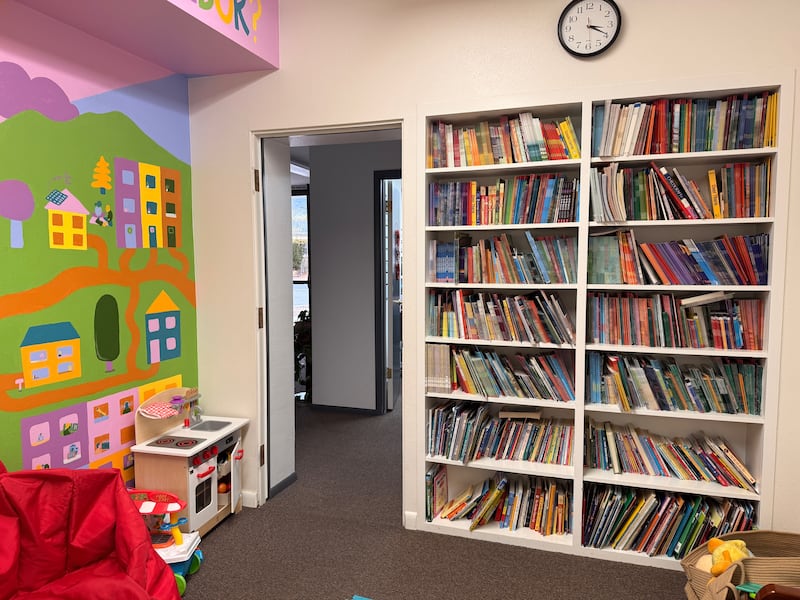 Un estante para libros en el Centro Comunitario de United Way de American Fork está lleno de libros donados durante la colecta de libros de la Primaria del Barrio Orem Utah Sunset Heights 3, realizada en septiembre de 2025.