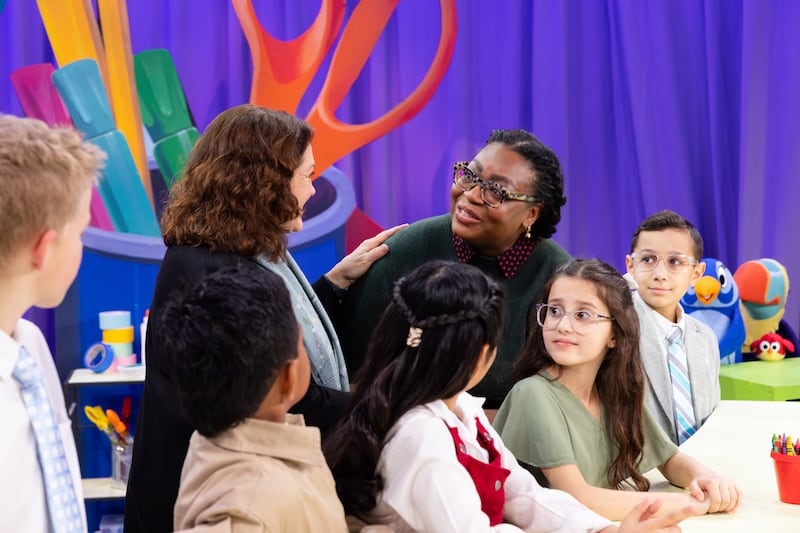 La hermana Tracy Y. Browning, la hermana Susan Gong y unos niños conversan durante la grabación de la transmisión de Amigo a Amigo de mayo de 2026.