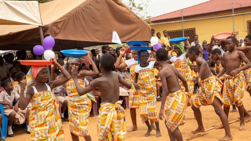 Niños escolares realizan un baile tradicional como parte de la celebración cultural durante la entrega de nuevas aulas en la Escuela Básica Saasabi KKMA, en la Región del Gran Acra, Ghana, el 28 de febrero de 2026.