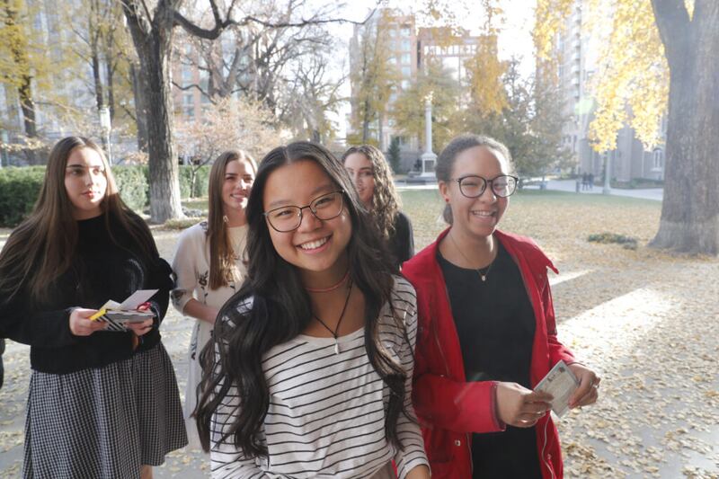 Jóvenes Santos de los Últimos Días llegan al Tabernáculo en la Manzana del Templo el 17 de noviembre del 2019 para participar de un evento Cara a Cara.