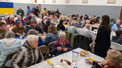 En marzo de 2022, los miembros de la comunidad de Grande Prairie, Alberta, disfrutaron de una noche de comida, música y baile para apoyar los esfuerzos de ayuda para los ucranianos. El evento comunitario recaudó casi 20 000 dólares para apoyar a los refugiados desplazados.