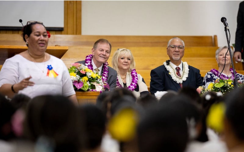 El élder Gary E. Stevenson, del Cuórum de los Doce Apóstoles, y la hermana Lesa Stevenson participan en una conferencia de estaca especial en Pago Pago, Samoa Americana, el 24 de mayo de 2026. También en el estrado están Pula Nikolao Pula, gobernador de Samoa Americana, y Lois Pula, la primera dama de Samoa Americana.