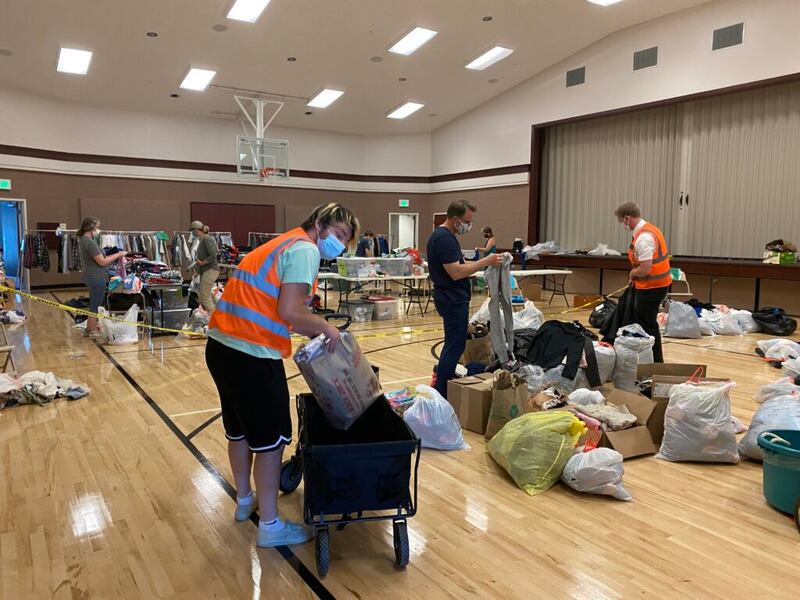 Hombres y mujeres jóvenes del Barrio Tall Cedars, Estaca Gainesville, Virginia, participan en una campaña de recolección de ropa para ayudar a las familias inmigrantes como parte del proyecto de servicio de su barrio.