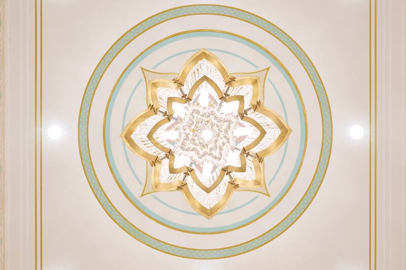 Una araña de luces cuelga en la sala celestial del Templo de Farmington, Nuevo México, al cual La Iglesia de Jesucristo de los Santos de los Últimos Días invitó al público a recorrer del 17 de julio al 2 de agosto de 2025.