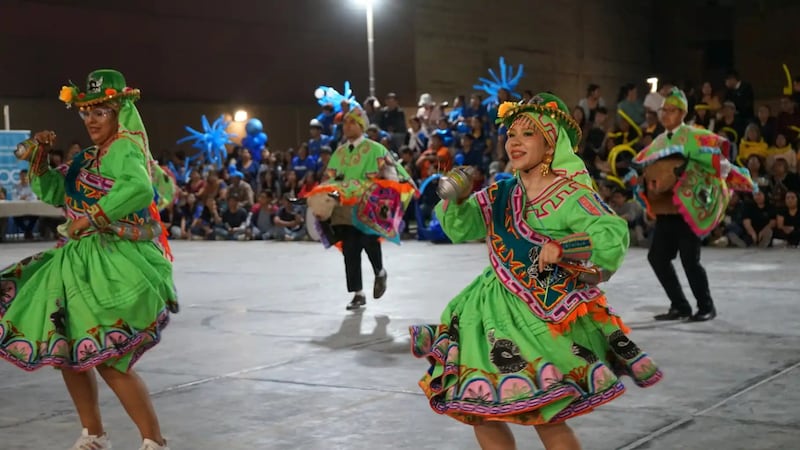 Un baile muestra parte de la cultura peruana durante un festival celebrado para conmemorar el 100 aniversario de los Institutos de Religión en Lima, Perú, 26 de septiembre de 2026.