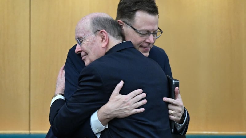 El élder Quentin L. Cook y el élder Clark G. Gilbert, del Cuórum de los Doce Apóstoles, se abrazan durante una transmisión histórica desde la capilla de Hyde Park en Londres, el domingo 24 de mayo de 2026.