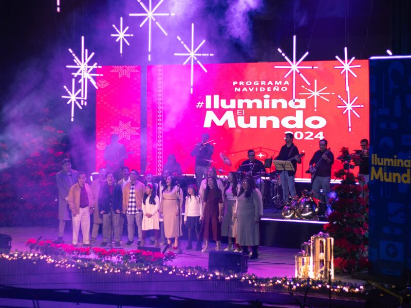 Cantantes y músicos se presentan durante un programa navideño de Ilumina el Mundo el 30 de noviembre de 2024 en San Luis Potosí, México.