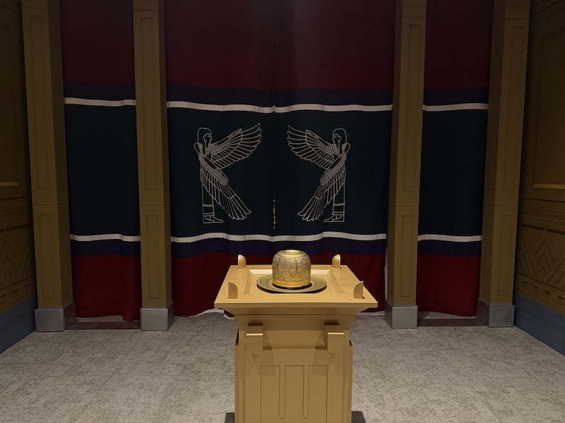 Una réplica del altar del incienso se encuentra frente al velo, separando "el lugar santo" del "lugar santísimo" en el evento de réplica del tabernáculo de la Estaca Farmington Norte de Utah, el 18 de junio de 2026.