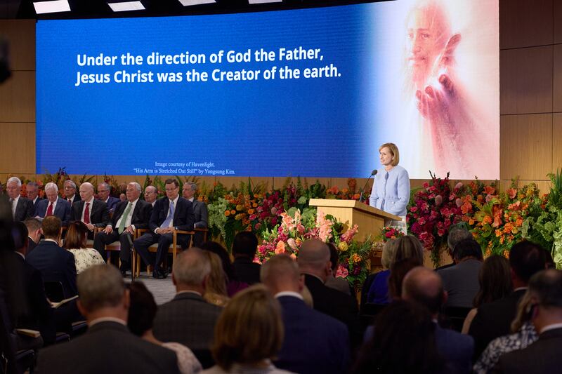 La hermana Amy A. Wright, primera consejera de la presidencia general de la Primaria y miembro del Consejo Ejecutivo Misional de la Iglesia, habla durante el Seminario para Nuevos Líderes de Misión 2026 el viernes 19 de junio de 2026, en el Centro de Capacitación Misional de Provo en Provo, Utah.