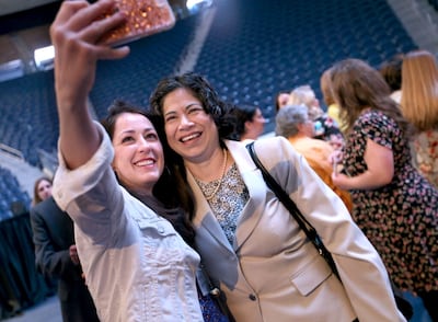 María Tedjamulia (izquierda) se toma una fotografía con Reyna I. Aburto, segunda consejera en la presidencia general de la Sociedad de Socorro, el viernes, 5 de mayo de 2017, luego de que las miembros de la presidencia general de la Sociedad de Socorro hablaran en la Conferencia de BYU para mujeres en el Marriott Center, en BYU, Provo.
