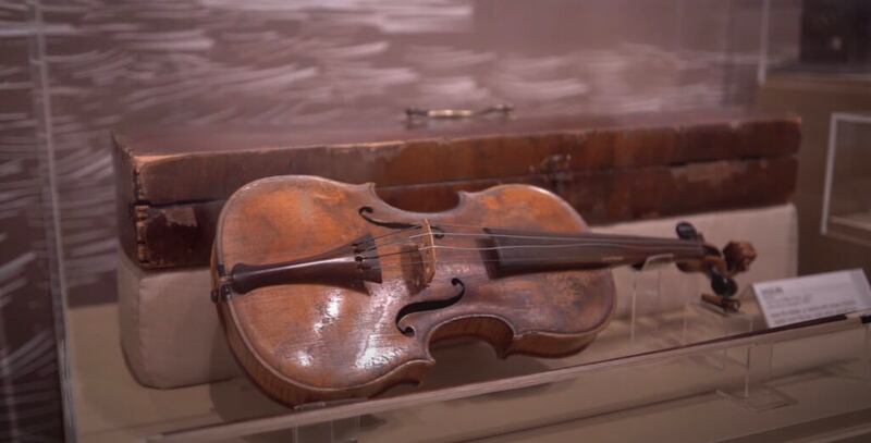 Cuando Jean Rio Baker emigró de Inglaterra en 1851 como viuda con siete hijos, este violín fue uno de los instrumentos musicales que trajo su familia. Es parte de la exhibición Mormon Trails: Pioneer Pathways to Zion en el Museo de Historia de la Iglesia.