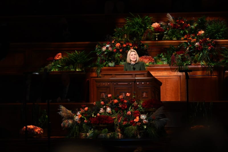 La presidenta Camille N. Johnson habla en la sesión del domingo, 3 de octubre de 2021, por la mañana, de la 191ª Conferencia General Semestral de La Iglesia de Jesucristo de los Santos de los Últimos Días.