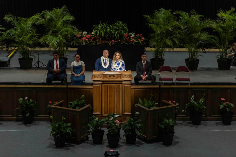 El presidente de BYU–Hawái John S.K. Kauwe III y su esposa, la hermana Monica Kauwe, hablan durante el devocional de apertura del semestre de otoño celebrado en el Centro de Actividades Cannon en Laie, Hawái, el 8 de septiembre de 2026.