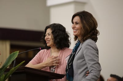 Hermana Reyna I. Aburto y hermana Lisa L. Harkness hablan a los Santos de los Últimos Días en un devocional en Lima, Perú, durante una visita al Área Sudamérica Noroeste de la Iglesia, en noviembre de 2019.