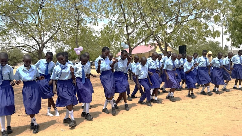 Los alumnos cantan y bailan durante la ceremonia de colocación de la primera piedra en la Escuela Primaria Canaan en Lodwar, Kenia, el 26 de febrero de 2026.