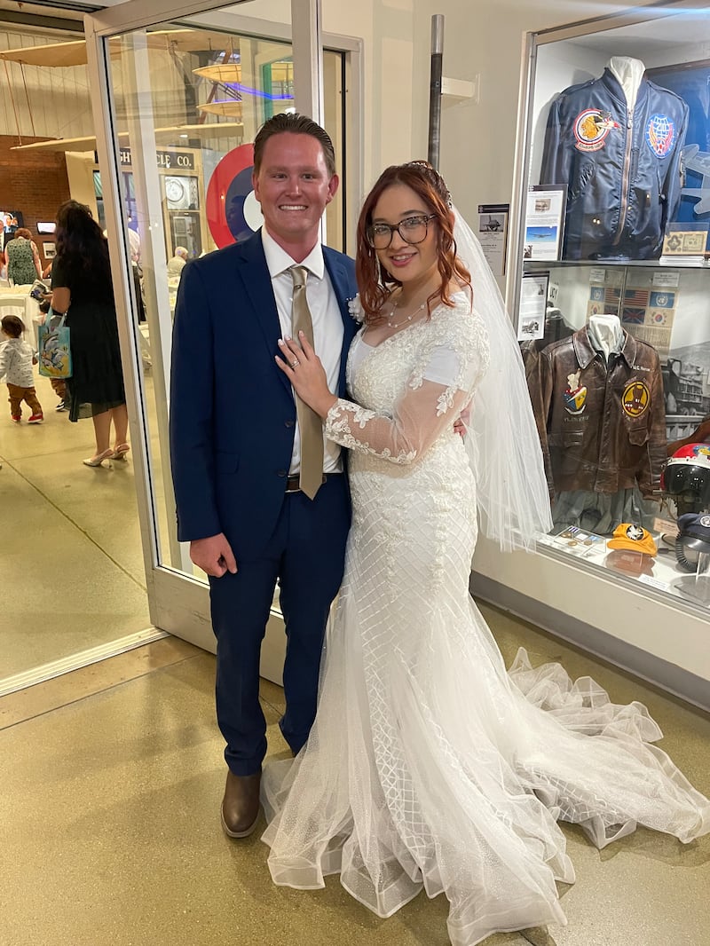 Tryston y Stephanie O'Toole posan para una foto en la recepción de su boda, después de su sellamiento en el Templo de Redlands, California, el 12 de octubre de 2024.