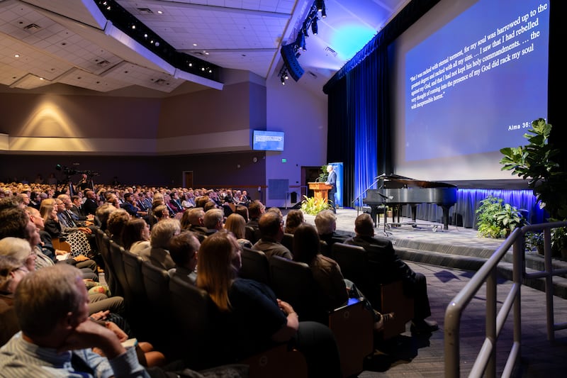 El élder Dale G. Renlund del Cuórum de los Doce Apóstoles habla en el Instituto Neal A. Maxwell para Estudios Religiosos de la Universidad Brigham Young en Provo, Utah, el martes 13 de octubre de 2026.