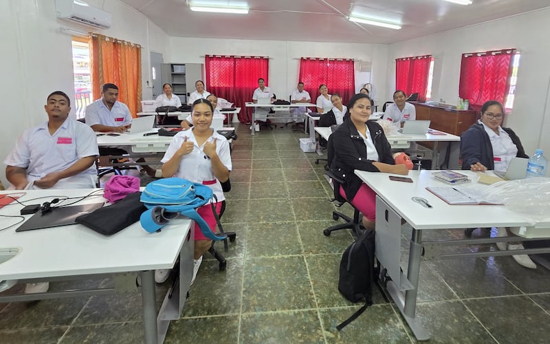 Los 14 estudiantes de la primera promoción del programa de Licenciatura en Salud Oral sonríen en el aula de odontología del Hospital Vaiola en Nuku'alofa, Tonga, en marzo de 2026.