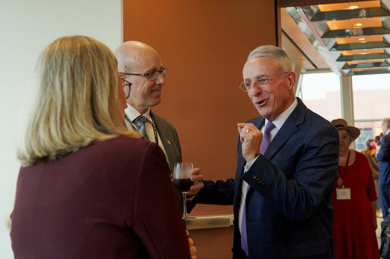 El élder Ulisses Soares habla con los participantes en el Foro sobre la Fe 2026 en la Universidad de Nueva York el 14 de octubre de 2026.