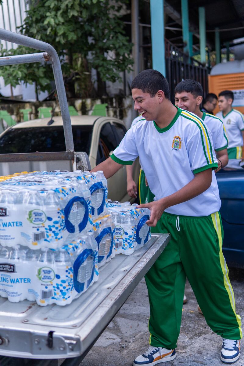 Estudiantes del INAM mueven botellas de agua el 22 de septiembre de 2025.
