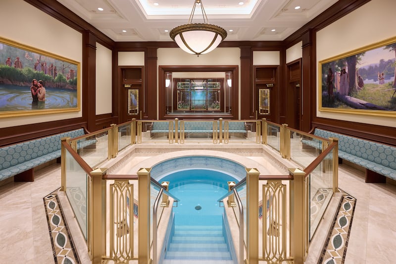 Una pila bautismal en el Templo de Lindon, Utah.