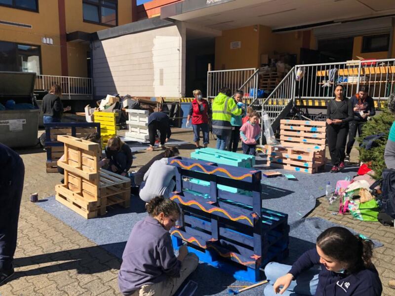 Hermanas de la Sociedad de Socorro pintan muebles en el centro de refugiados sin hogar de Caritas en Friedrichsdorf y Fráncfort, Alemania.