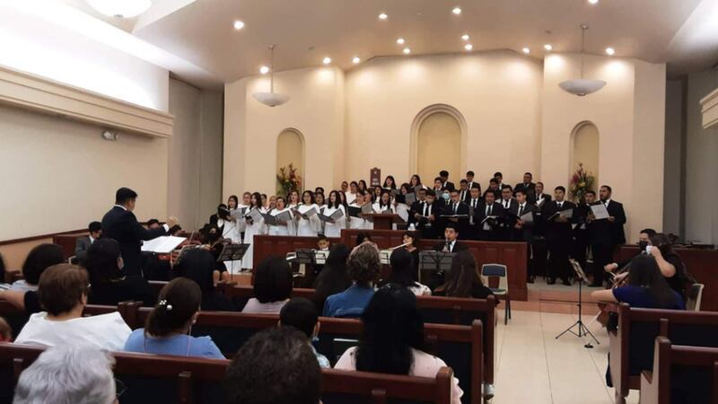 Un coro y una orquesta regional actúan en una reunión especial de mujeres en San Salvador, El Salvador, con motivo del 180.º aniversario de la Sociedad de Socorro el sábado 12 de marzo de 2022.