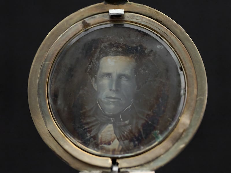 Un relicario que contiene un daguerrotipo que se informa es de la década de 1840. Algunos creen que puede ser una imagen de José Smith.