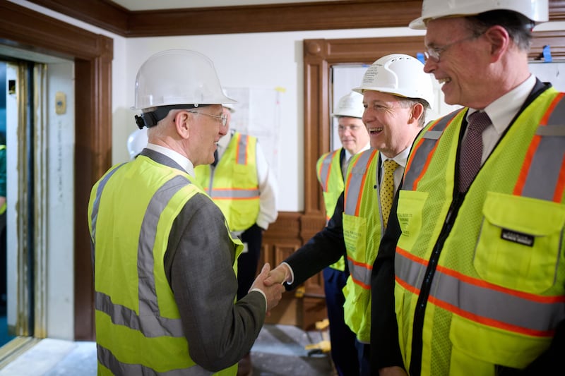 El presidente D. Todd Christofferson, a la izquierda, saluda a los miembros del Obispado Presidente durante un recorrido por el Templo de Salt Lake.