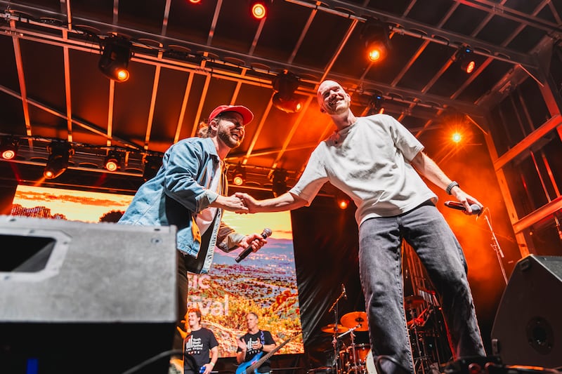 Garon Brett y Patch Crowe se dan la mano durante el Festival de Música para Jóvenes de Las Vegas en UNLV el sábado 17 de octubre de 2026.